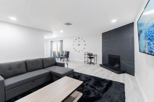 Las Vegas House | 5Mins to Fremont 10Mins to Strip! Sleeps 8!