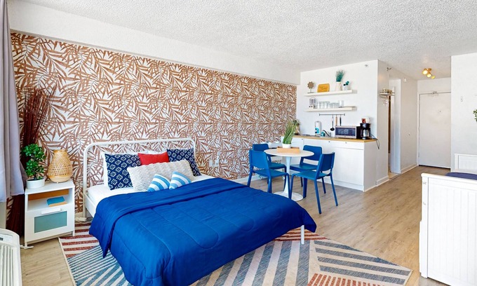 East Daytona Apartment | 5th-floor studio near the beach, pool, outdoor shower, washer/dryer, AC