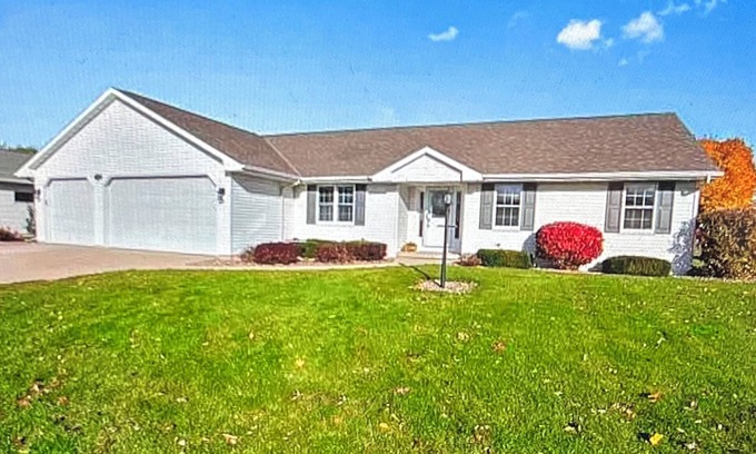 De Pere House | 6.5 miles from Lambeau Field! 3 bedrooms with 3.5 bath.