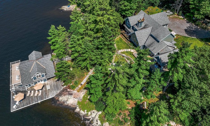 Bracebridge Villa | 6 bdrm, 5 bath Luxury Cottage, Boathouse, Lake Muskoka, All day sun!