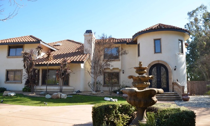 Claremont House | 6 Bed 8 Bath estate in Claremont with fitness room, basketball, tennis