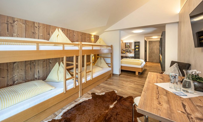 Alpendorf Apartment | 6 Bed Family Room Standard without Balcony