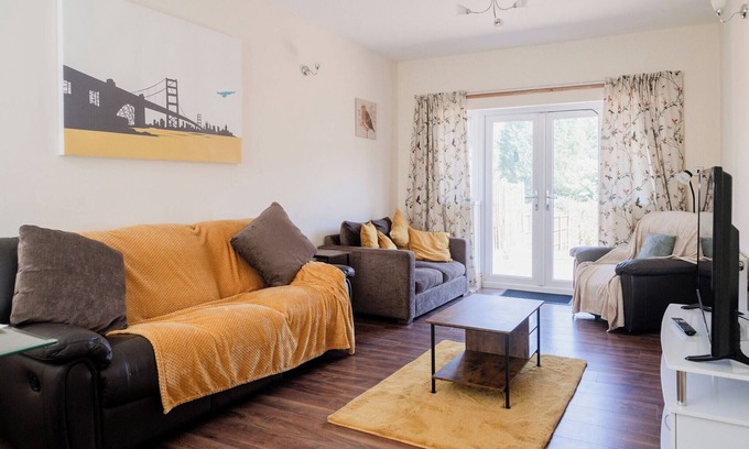 Dudley House | 6-Bed House - Sleeps 13 - Families & Contractors