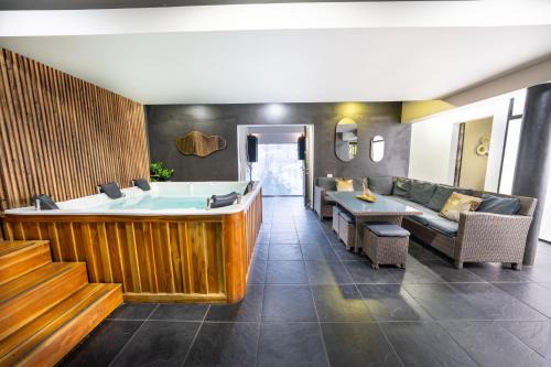Zona Rosa Apartment | 6 bedroom and Jacuzzi 1 block from LLeras P6