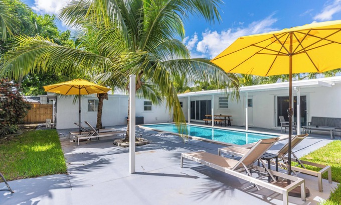 Driftwood House | 6 Bedroom Home w Pool - Ping pong & Outdoor Shower