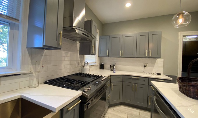 Milton House | 6 bedroom house in a quiet and convenient neighborhood