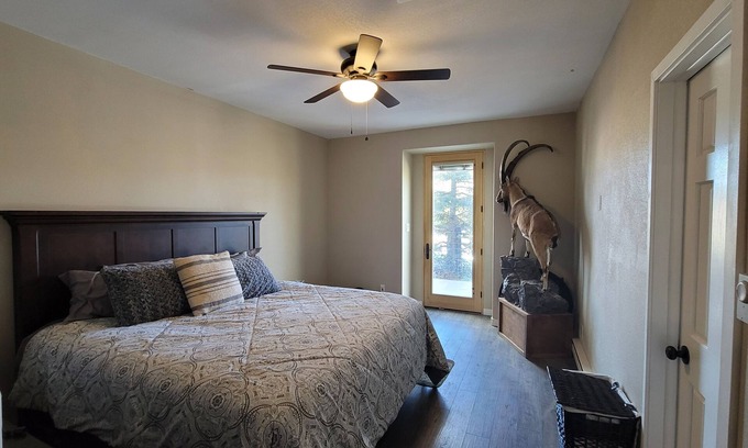 Gypsum House | 6 bedroom mountain retreat w/private Hot tub