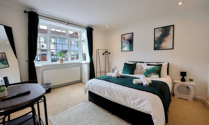Slough House | 6 bedroom Town House in Slough Central