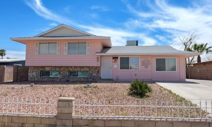 Sunrise Manor House | 6 bedrooms/10 minutes to the strip!