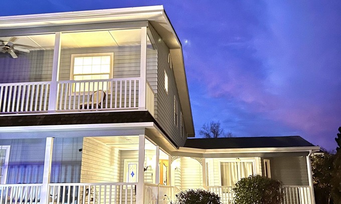 Page House | 6 Bedrooms + 6 Bathrooms + 3 Dining + 2 Living Room + 2 Porch + 6+ Parking space