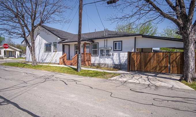 Highland Park House | 6-Beds 3BDRM & 2Bath Close prox. to Downtown. Full Kit,Ldry, & cvred parking