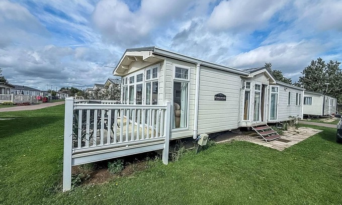 Great Yarmouth House | 6 berth caravan for hire at California Cliffs in Scratby by the beach ref 50050L
