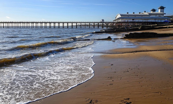 Felixstowe House | 6 berth caravan with decking and WiFi at Suffolk Sands Holiday Park ref 45082C