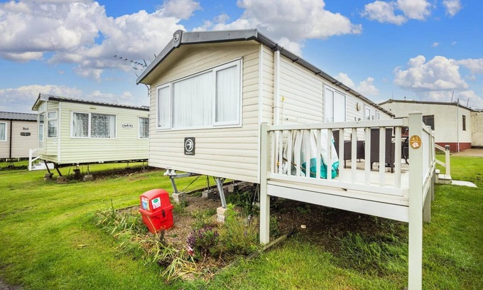 Kessingland House | 6 berth caravan with decking at Kessingland Beach in Suffolk ref 90045SG