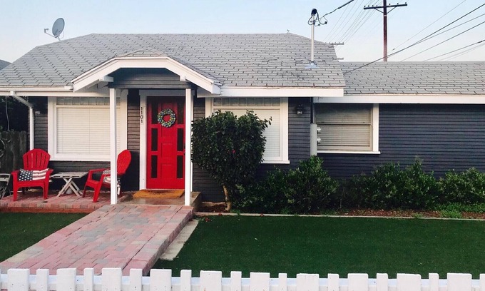 Townsite Cottage | 6 Blocks to the Beach, 10 min walk downtown, beaches, and more!