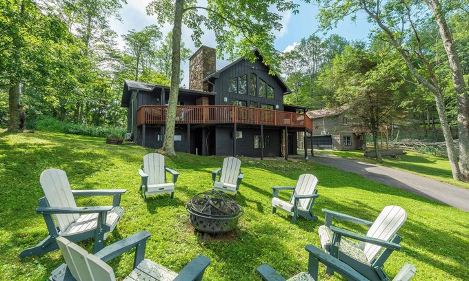 Wolf Laurel House | 6 Br Cabin~Hot Tub~Fire Pit~Min to Hatley Pointe