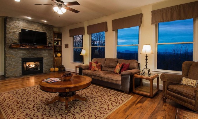 Boone House | 6 BR Enormous, 4700 Square Foot Vacation Home with Majestic Mountain Views!