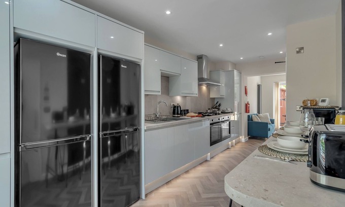 Norwich House | 6 BR Home | Sleeps 12 | 4 Bathrooms | with Garden