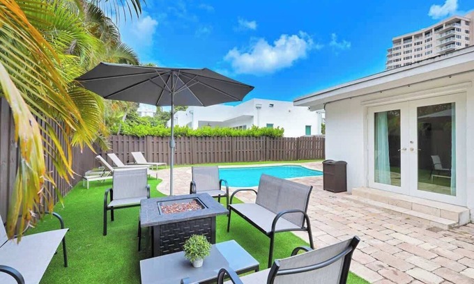 Harbor Beach House | 6 BR Villa | Steps to Ocean, Pool, Sauna & Jacuzzi