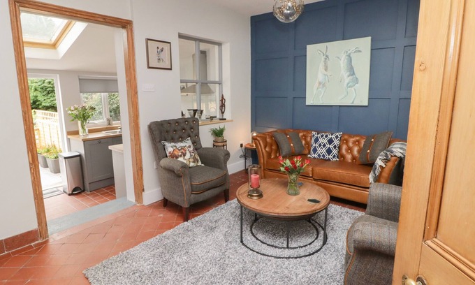 Clun Cottage | 6 CASTLE STREET, pet friendly, with a garden in Clun