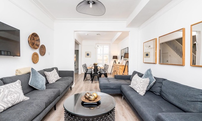 Bootham House | 6 Longfield Terrace · Elegant, Modern 5 Bed House with Free Parking I Pass The Keys