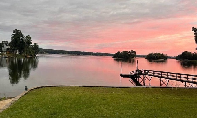 Camden House | 6-master bedroom, deep water,dock and boat ramp. 4 smart TVs, screened in porch