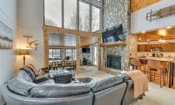 Seven Devils House | 6 Mi to Skiing: Home w/Hot Tub in Seven Devils!