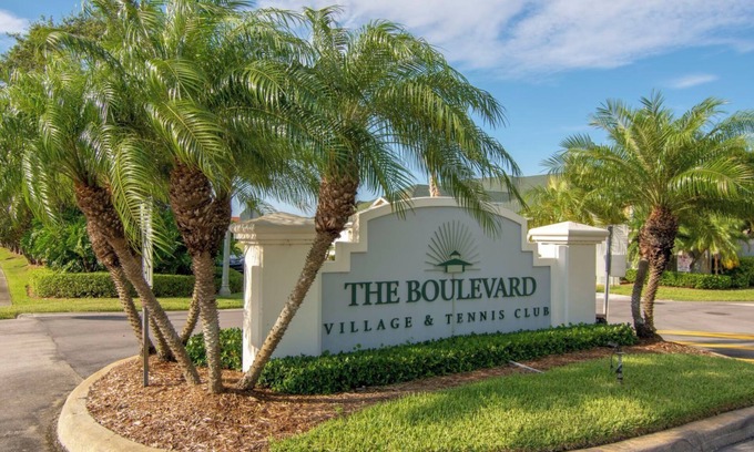 Boulevard Village and Tennis Condo | 6 minutes to Beach at Premier Tennis Club
