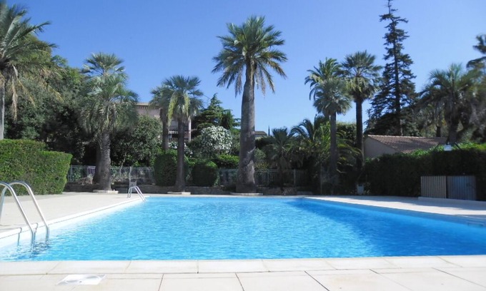 La Ciotat Apartment | 6-person apartment, sea view, terrace, swimming pool and boules pitch.