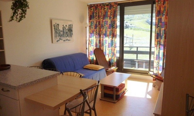 Arette Apartment | 6-person apartment with balcony, ski-in access, parking and ski locker