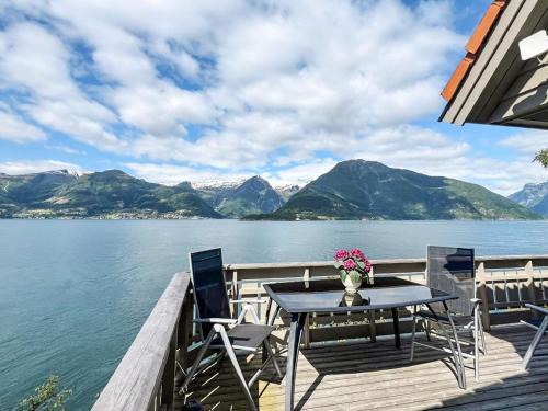 Leikanger House | 6 person holiday home in Leikanger