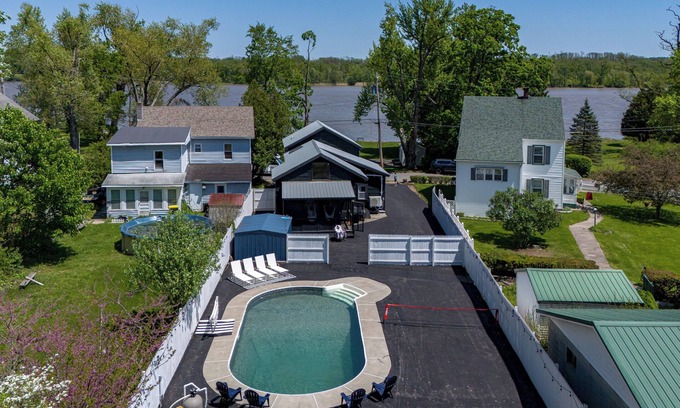 Coxsackie House | 6 Person Hot Tub! CANADIAN-OWNED! Pickleball & PS5. Waterfront and spacious