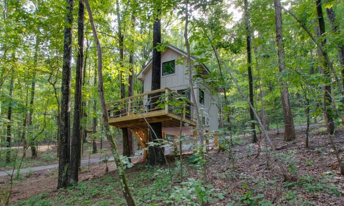 Groveoak Cabin | #6 (Pine) Luxury Treehouse near Lake Guntersville