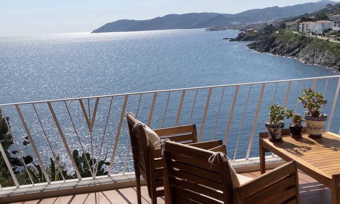 Llanca Apartment | 6-room air-conditioned apartment facing the sea