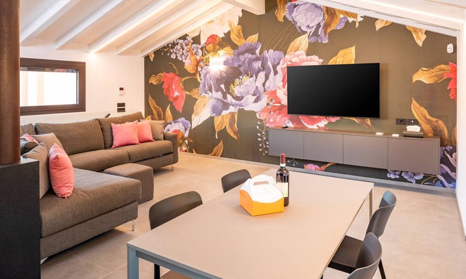 Old Town Apartment | 612A Blumen Apartment