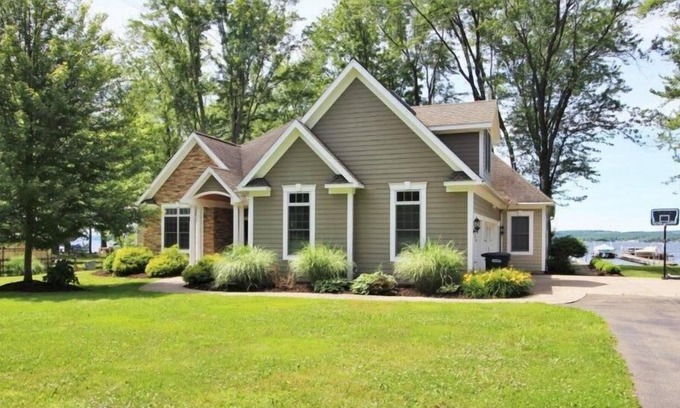 Mayville House | 6465 Galloway - Modern lakefront home in Dewittville, great for the whole family! Rents Friday to Friday during Season!