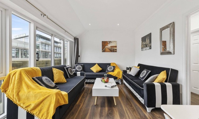 City of Westminster Apartment | 65 Grosvenor Court Mansions · Penthouse Marble Arch with Balcony