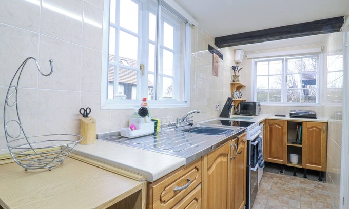 Broom Cottage | 68 GREAT NORTH ROAD, pet friendly, with a garden in Eaton Socon