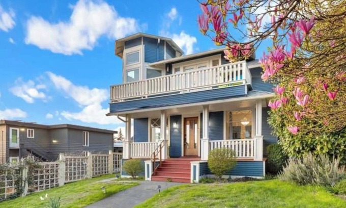 West Queen Anne House | 6B4B Luxury Home! Sleeps 20! Beautiful Views!