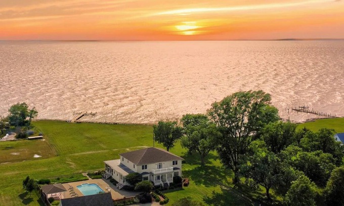 Fishing Creek Villa | 6bd on Chesapeake w Pool 🌟 Hot Tub 🐟 Fish & Crab 🌟