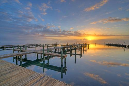 Flour Bluff House | 6BDR Bay Haven w Shared Waterfront Pool Boat Dock Keeper Trout by AvantStay