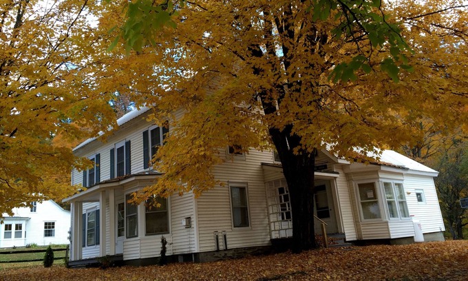 Ludlow House | 6bed/4ba group friendly ski house ~1mi from Okemo w/HOT TUB - sleeps 18