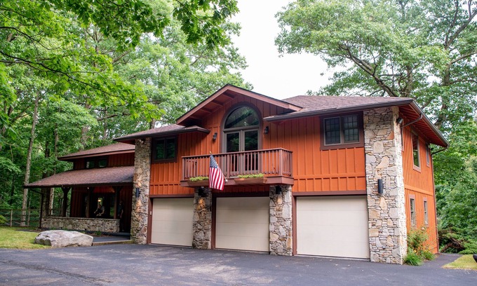 Champion House | 6BR/Sleeps 18, 5 Mins to 7Springs, Hot Tub, Pond, Fire Pit