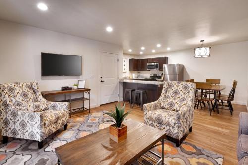 Moab South Valley House | 6D Moab RedCliff Condo Pet Friendly Pool and Hot Tub