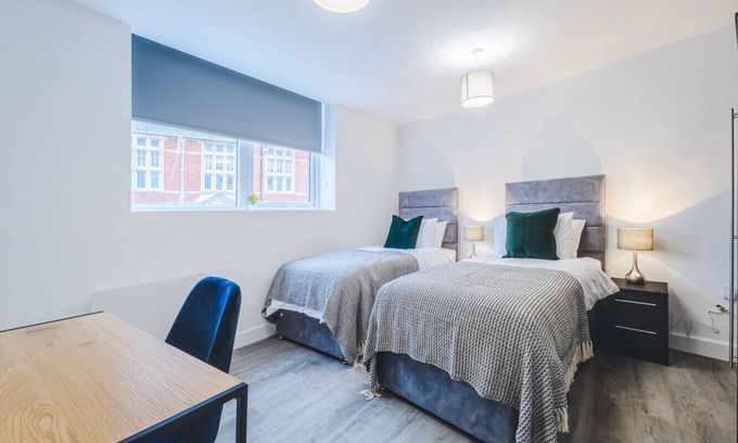 Swindon Apartment | 6Regent Circus Apartment Central Location Long Stays