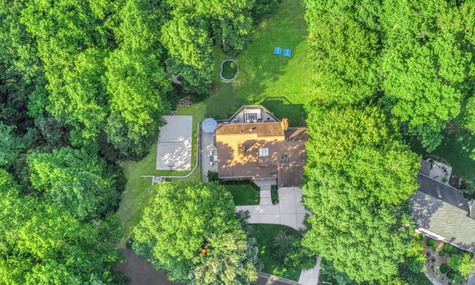 Jamestown House | 7 Bdrm, Pickleball, Bball, HotTub, FirePit, Golf!