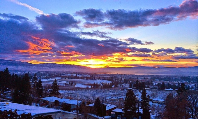 Black Mountain House | 7 Bed 4 Bath Family Home Lake Okanagan Kelowna City Views
