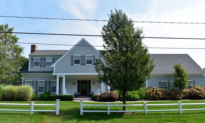East Dennis House | 7 bedroom home sleeping 14! Located on the Bayside with private pool!