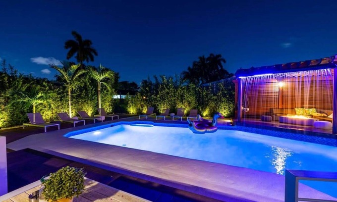 Golden Glades House | 7 Bedroom Villa Catalina Salt Water-Pool BKT Court