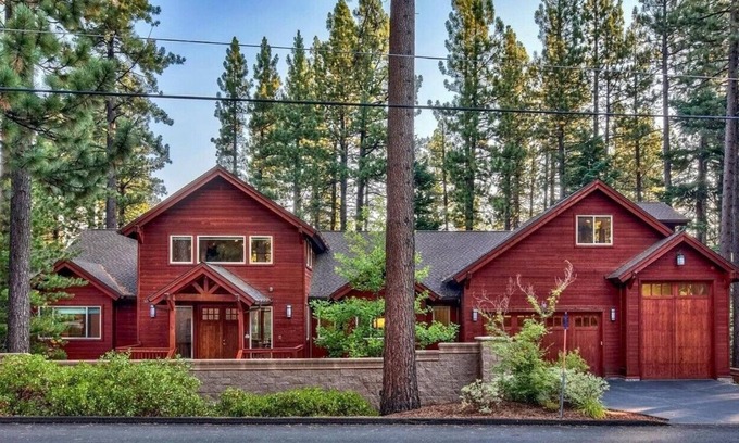 Y Area House | 7 bedrooms, 5.5 baths, jacuzzi, full-size bar, 4 miles to casinos, Heavenly ski